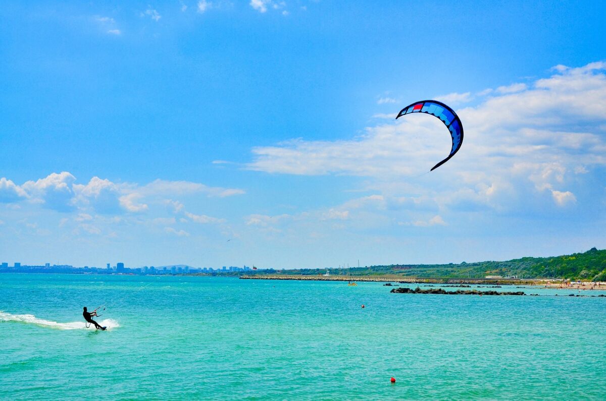 Windsurfing czy kitesurfing? Podstawowe różnice i podobieństwa